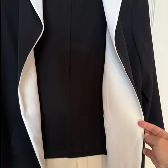 Jones New York Black Blazer with White Lapel
Petite size 18W. - Picture 2 of 4